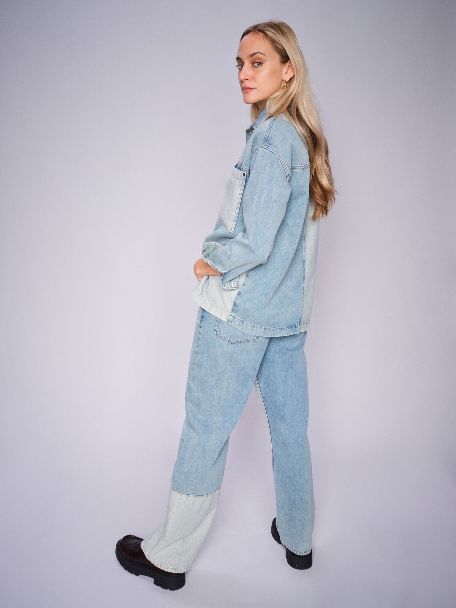 Modelshot / Mid Blue / Detail